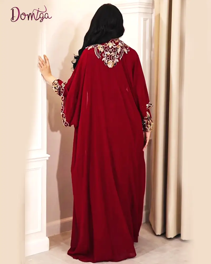 جلابية حمراء للمقاسات الكبيرة بتصميم انسيابي مريح 