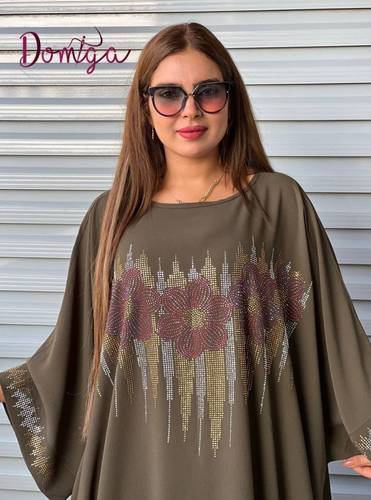 جلابية كريب زيتية فضفاضة مرصعة بنقوش الورود الامعة