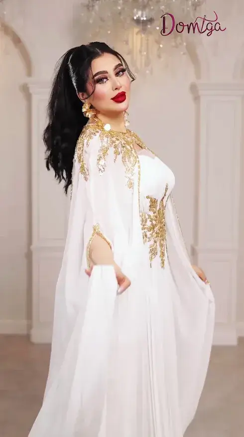 قفطان عرايسي ملكي أبيض بتنورة بليسيه وتطريز ذهبي