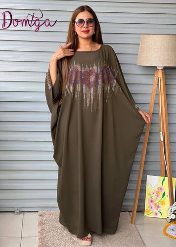 جلابية كريب زيتية فضفاضة مرصعة بنقوش الورود الامعة