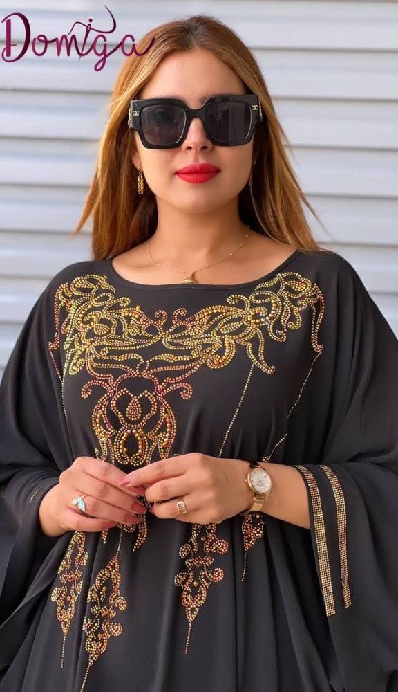 جلابية كريب سوداء فاخرة بتطريز ذهبي مزخرف