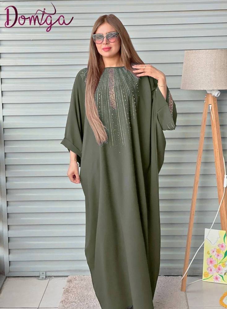 جلابية ملكية كريب أوفر سايز لون زيتي بستراس ذهبي