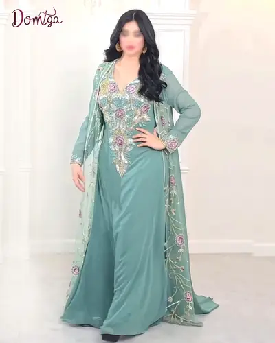 جلابية رمضانية أخضر زمردي بتصميم قطعتين وشاحط ملكي فاخر
