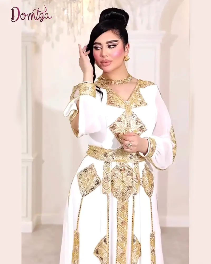 جلابية بيضاء ملكية شيفون مطرزة يدوي بخرز ذهبي 