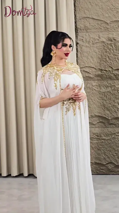 قفطان عرايسي ملكي أبيض بتنورة بليسيه وتطريز ذهبي