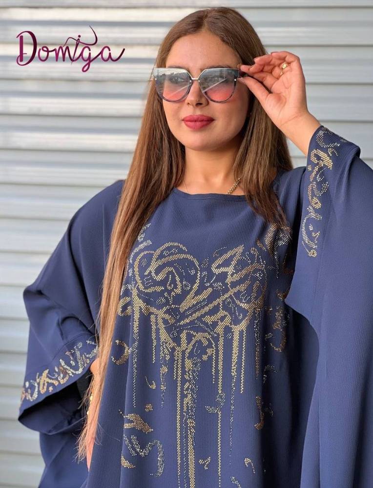 جلابية كريب كحلية ماكسي مطرزة بحروف عربية مزخرفة ملونة