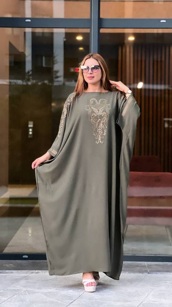 جلابية زيتية فضفاضة مرصعة بستراس ذهبي على الصدر والأكتاف