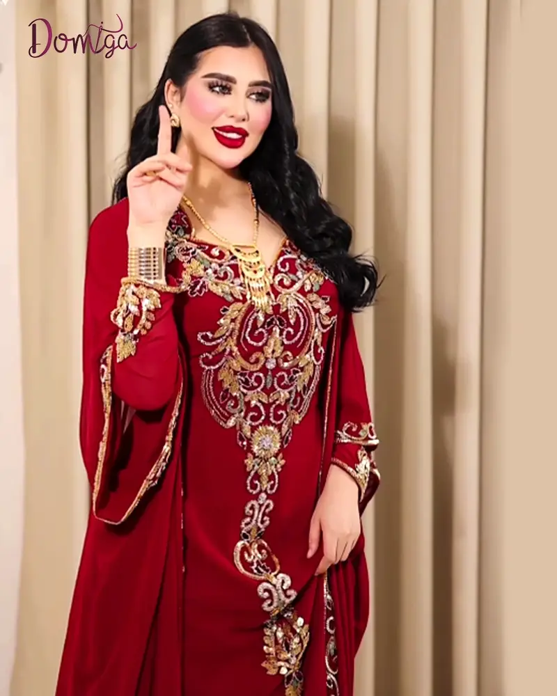 جلابية حمراء للمقاسات الكبيرة بتصميم انسيابي مريح 