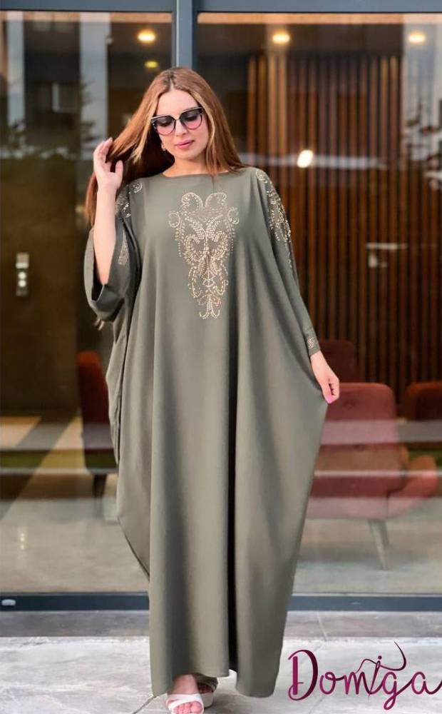 جلابية زيتية فضفاضة مرصعة بستراس ذهبي على الصدر والأكتاف