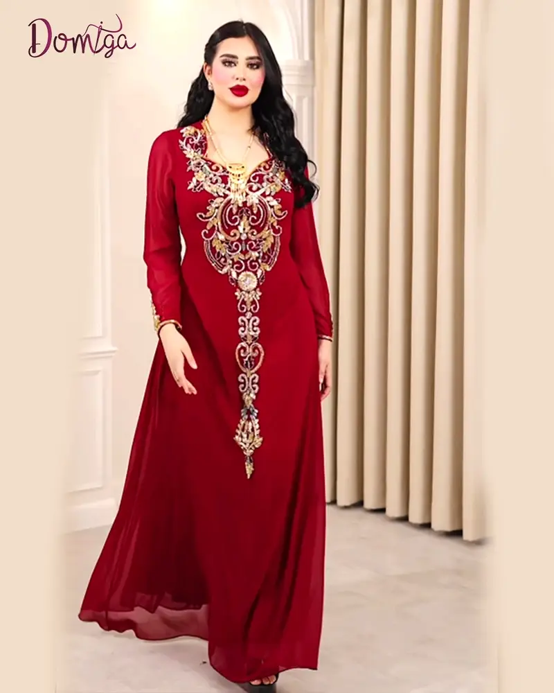 جلابية حمراء للمقاسات الكبيرة بتصميم انسيابي مريح 