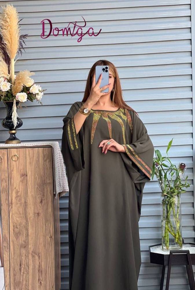 جلابية كريب زيتي مزينة بستراس ذهبي على الصدر والأكمام