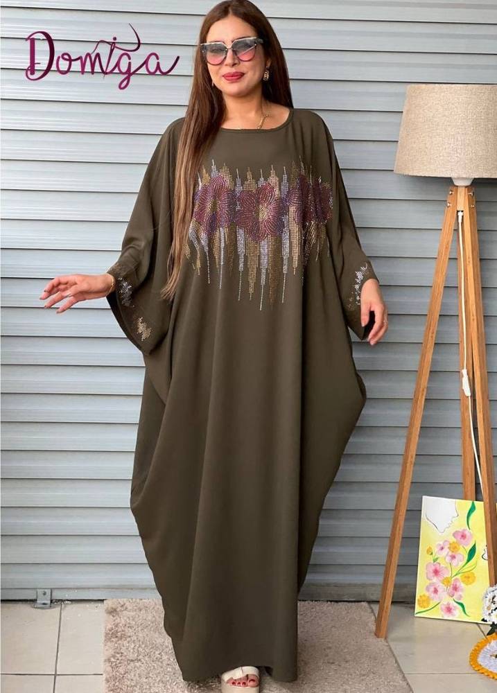 جلابية كريب زيتية فضفاضة مرصعة بنقوش الورود الامعة