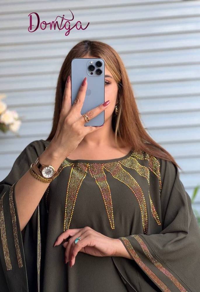 جلابية كريب زيتي مزينة بستراس ذهبي على الصدر والأكمام