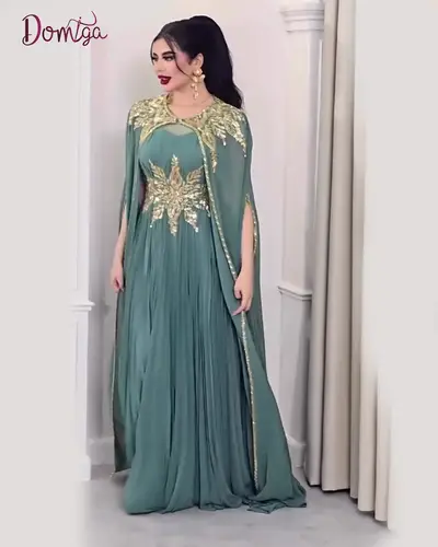 قفطان زمردي فاخر بتطريز ذهبي ملكي وتنورة بليسيه