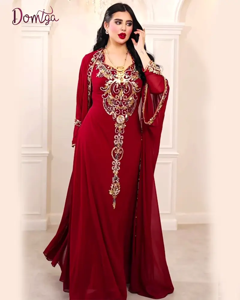 جلابية حمراء للمقاسات الكبيرة بتصميم انسيابي مريح 