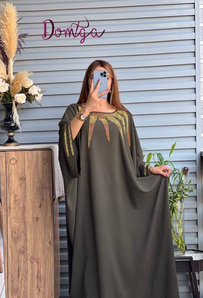 جلابية كريب زيتي مزينة بستراس ذهبي على الصدر والأكمام