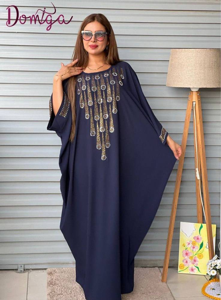 جلابية ماكسي فضفاض كحلية مرصعة كريستال أبيض وذهبي