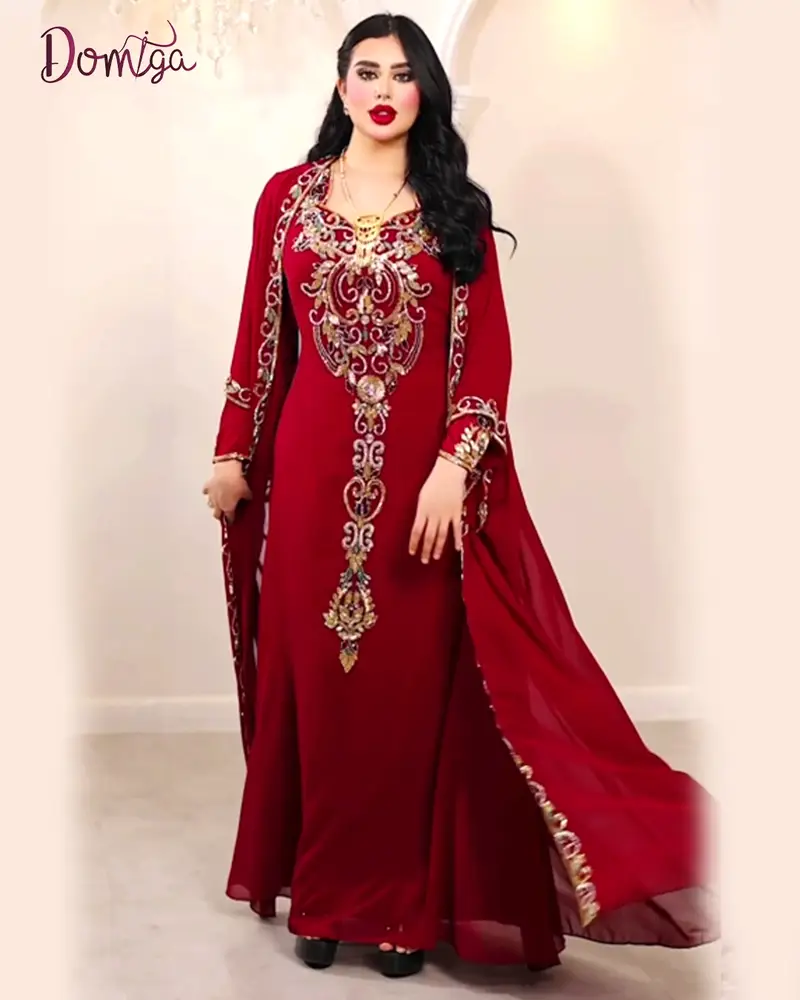 جلابية حمراء للمقاسات الكبيرة بتصميم انسيابي مريح 