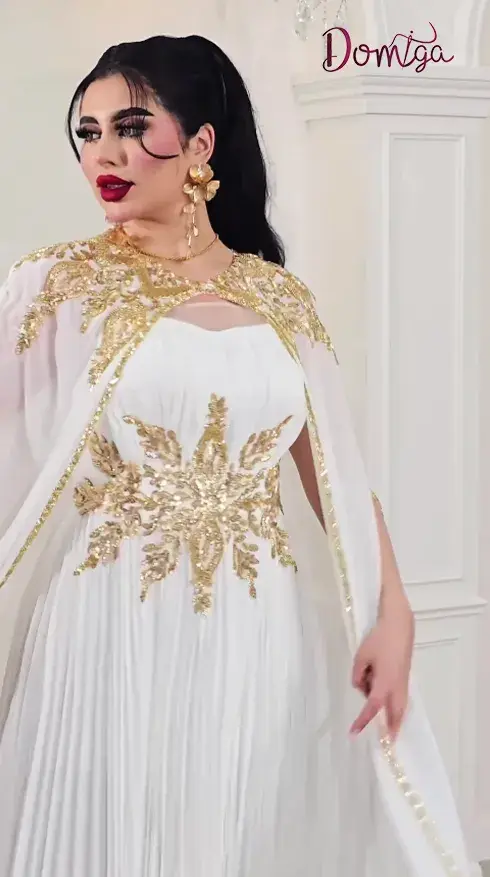 قفطان عرايسي ملكي أبيض بتنورة بليسيه وتطريز ذهبي
