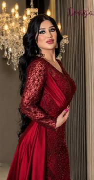 فستان ساتان احمر خمري قصة سمكة مع اكمام شك يدوي وكسرات مع وردة كلوش