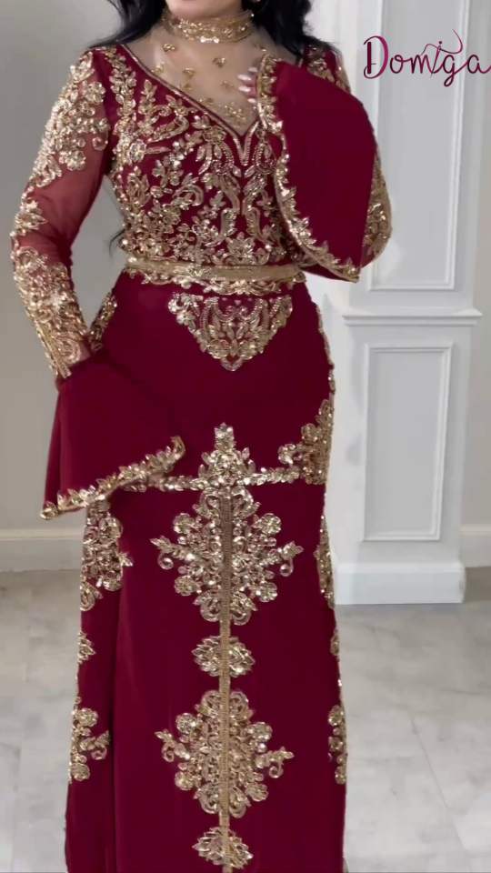 قفطان أحمر خمري قماش ديل هرم وشك يدوي ذهبي عصري وأنيق مع اكمام كلوش