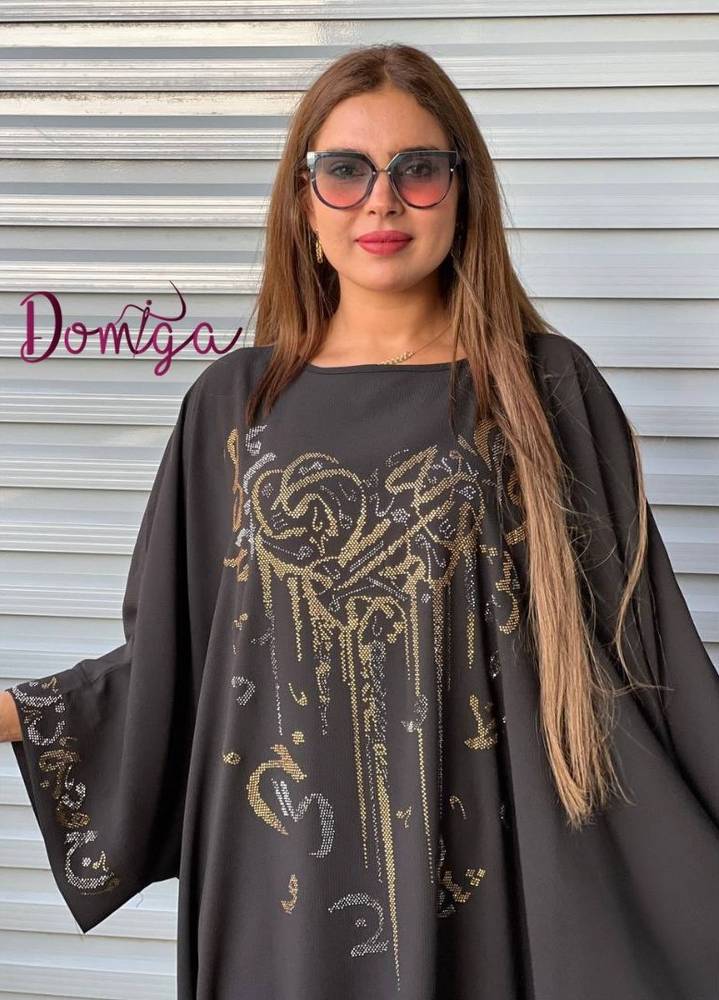 جلابية سوداء كريب طويلة بنقوش وحروف عربية مزخرفة