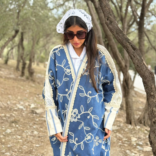 عباية بلون الجينز والبيج