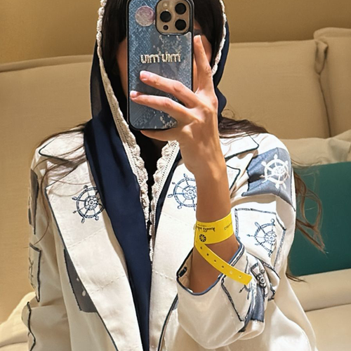 عباية بعجلة القيادة