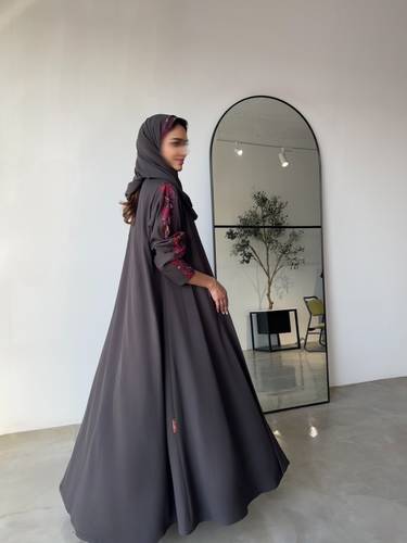 Abaya in crepe (umber and red)
