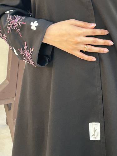 عبايه الورد بألوان مختاره 