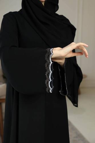 عبايه سوداء مميزه بتطريز