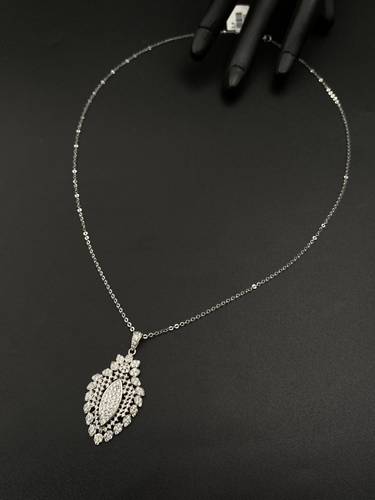 عقد ذهب أبيض عيار 18 