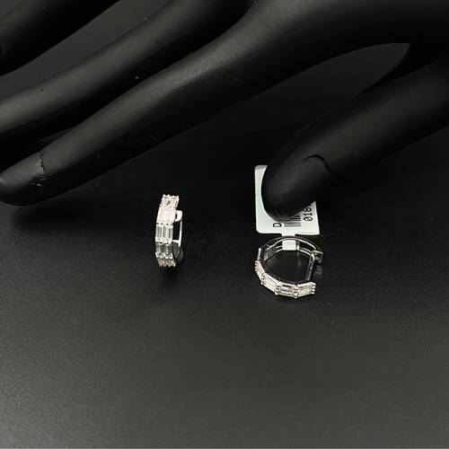 حلق ذهب ابيض عيار 18 تصميم الماس