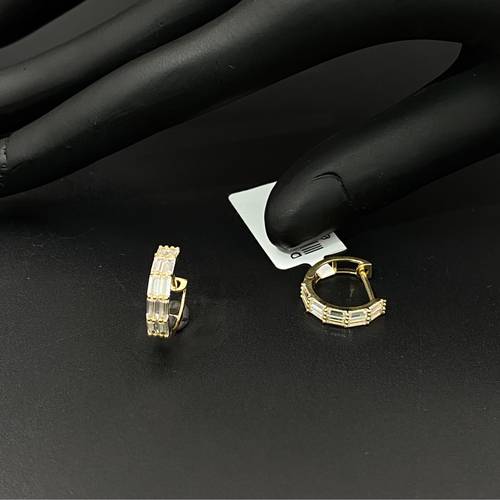 حلق ذهب عيار 18 تصميم الماس