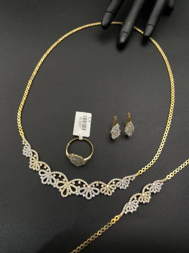 طقم ذهب أصفر عيار 18 تصميم ألماس 