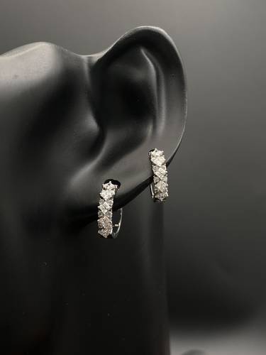 حلق ذهب ابيض عيار 18