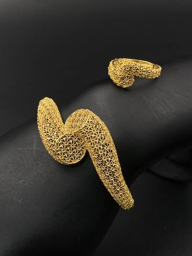 سوارة مع خاتم منثورة ذهب عيار 21