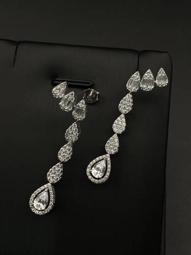 حلق ذهب ابيض عيار 18 