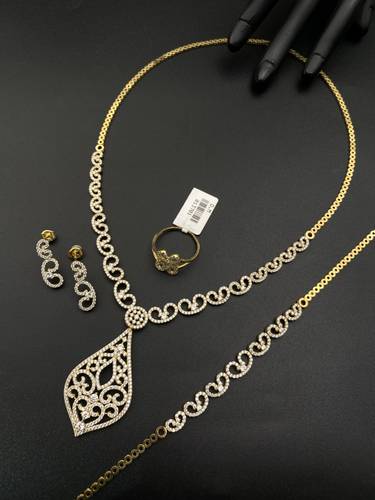 طقم ذهب أصفر عيار 18 تصميم ألماس
