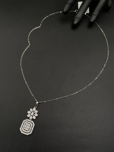 عقد ذهب أبيض عيار 18 