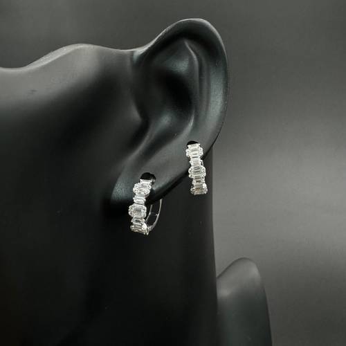 حلق ذهب ابيض عيار 18 