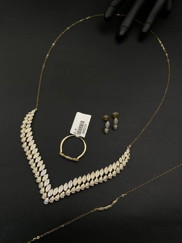طقم ذهب أصفر عيار ١٨