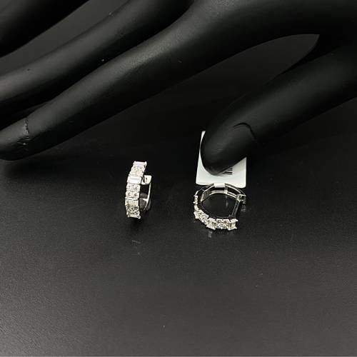 حلق ذهب ابيض عيار 18 تصميم الماس