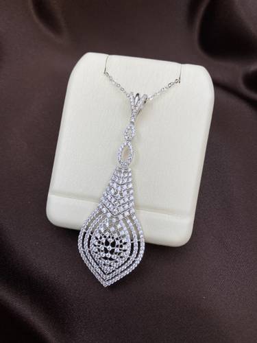 عقد ذهب ابيض عيار 18