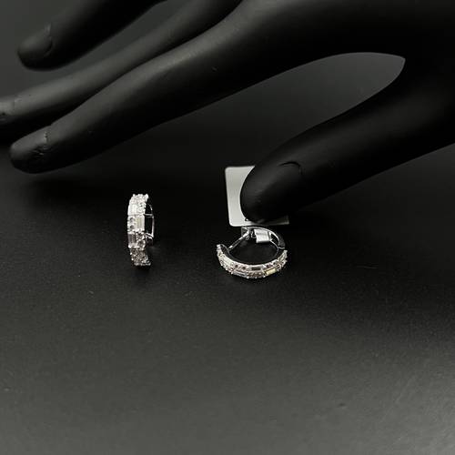 حلق ذهب أبيض عيار ١٨ تصميم ألماس 