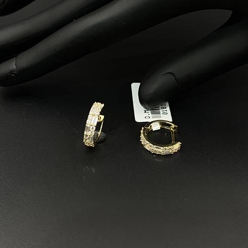حلق ذهب عيار 18 تصميم الماس