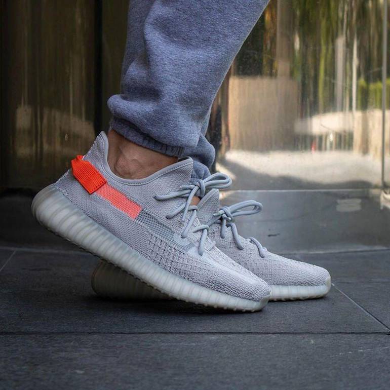 Adidas Yeezy Boost 350 V2 “Tail Light” sneakers -AD023