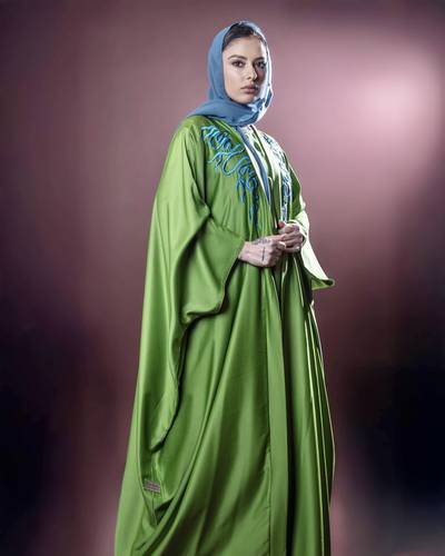 عبايه كريب حرير مع تطريز يدوي 