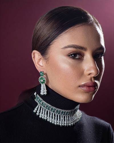 طقم من اللؤلؤ و الاحجار الكريمه