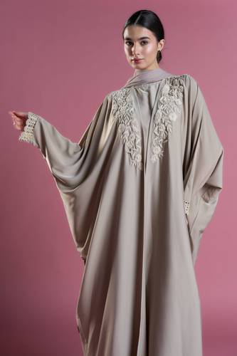 عبايه كريب بيج مع تطريز يدوي 